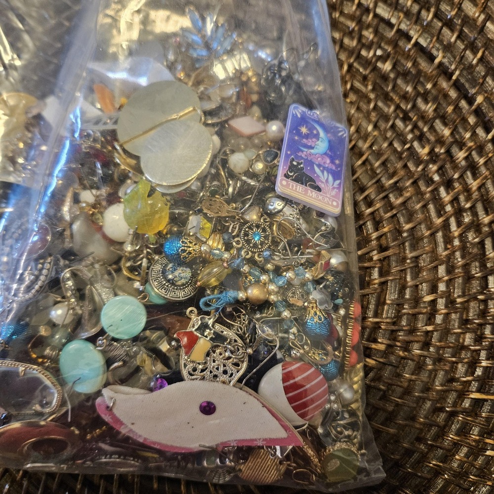2 lbs Junk Jewelry Mystery Lot: Single Earrings Jewelry Pieces for Crafting/wear - Picture 8 of 15